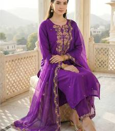 Women Floral Embroidered Regular Thread Work Liva Kurta with Trousers & With Dupatta