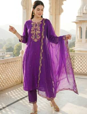 Women Floral Embroidered Regular Thread Work Liva Kurta with Trousers & With Dupatta 1