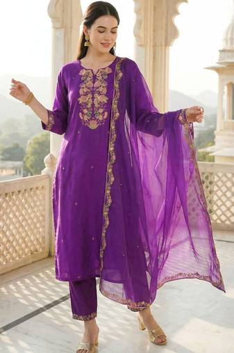 Women Floral Embroidered Regular Thread Work Liva Kurta with Trousers & With Dupatta