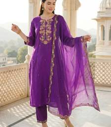 Women Floral Embroidered Regular Thread Work Liva Kurta with Trousers & With Dupatta