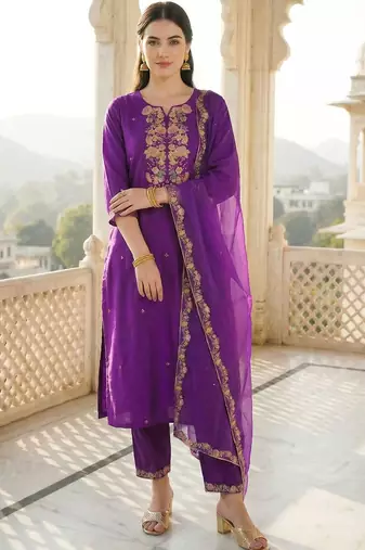 Women Floral Embroidered Regular Thread Work Liva Kurta with Trousers & With Dupatta