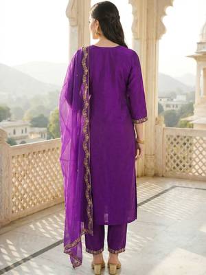 Women Floral Embroidered Regular Thread Work Liva Kurta with Trousers & With Dupatta 4