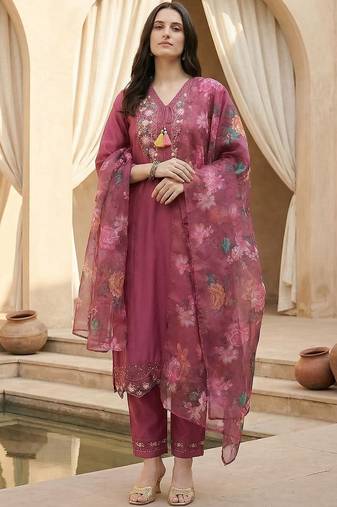 Women Floral Embroidered Regular Thread Work Kurta with Trousers & With Dupatta