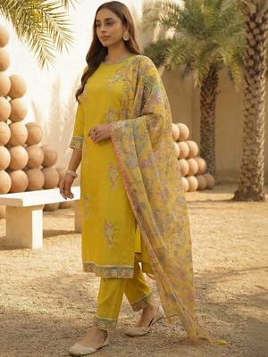Women Floral Embroidered Regular Thread Work Kurta with Trousers & With Dupatta 2
