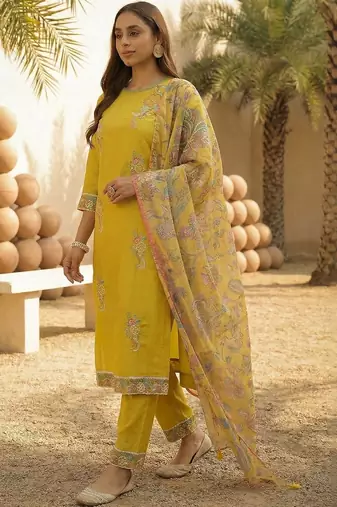 Women Floral Embroidered Regular Thread Work Kurta with Trousers & With Dupatta