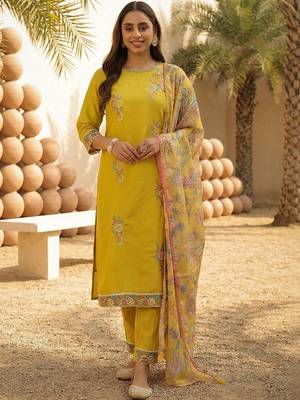 Women Floral Embroidered Regular Thread Work Kurta with Trousers & With Dupatta 5