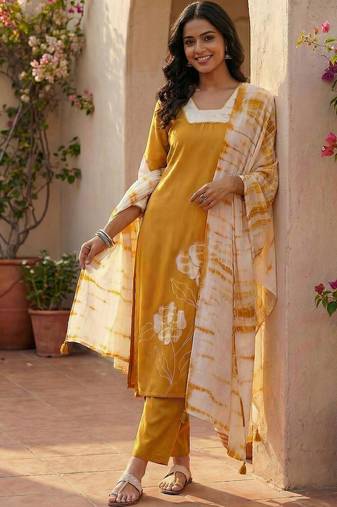 Women Floral Printed Regular Kurta with Trousers & With Dupatta