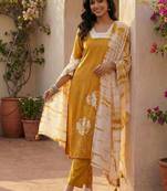 Women Floral Printed Regular Kurta with Trousers & With Dupatta