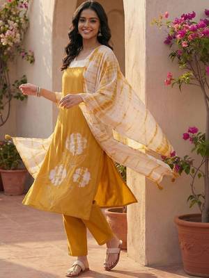 Women Floral Printed Regular Kurta with Trousers & With Dupatta 3