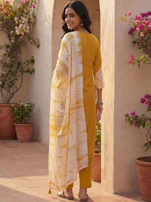 Women Floral Printed Regular Kurta with Trousers & With Dupatta 4