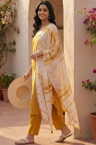 Women Floral Printed Regular Kurta with Trousers & With Dupatta