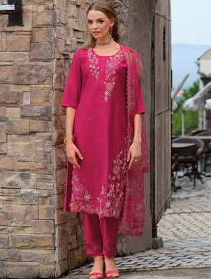 Women Floral Embroidered Regular Thread Work Liva Kurta with Trousers & With Dupatta 4
