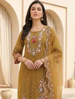 Women Floral Embroidered Regular Thread Work Kurta with Trousers & With Dupatta 2