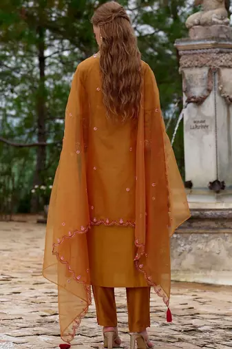 Women Floral Embroidered Regular Thread Work Kurta with Trousers & With Dupatta