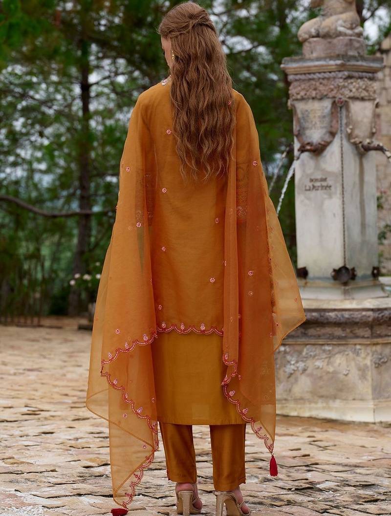 Women Floral Embroidered Regular Thread Work Kurta with Trousers & With Dupatta