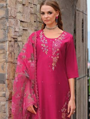 Women Floral Embroidered Regular Thread Work Liva Kurta with Trousers & With Dupatta 3