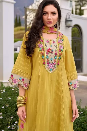Women Floral Regular Thread Work  Cotton Kurta with Trousers & With Dupatta