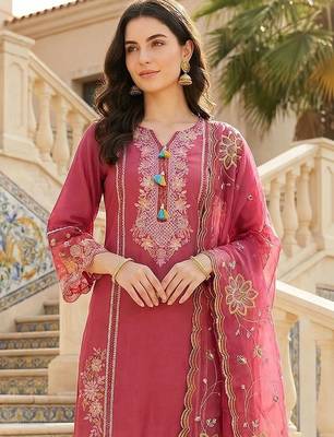 Women Floral Embroidered Regular Thread Work Kurta with Trousers & With Dupatta 2