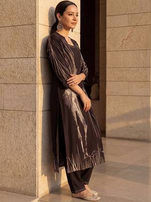 Women Printed Regular Kurta with Trousers 2