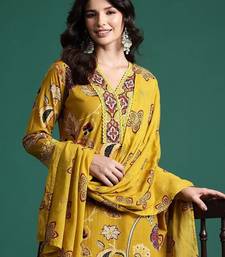 Women Floral Printed Regular Thread Work  Cotton Kurta with Trousers & With Dupatta