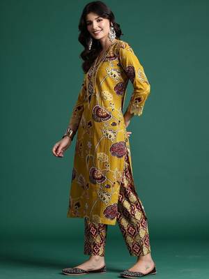 Women Floral Printed Regular Thread Work  Cotton Kurta with Trousers & With Dupatta 3