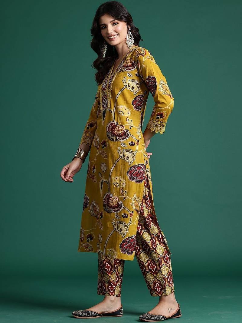 Women Floral Printed Regular Thread Work  Cotton Kurta with Trousers & With Dupatta