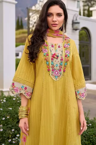 Women Floral Embroidered Regular Thread Work  Cotton Kurta with Trousers & With Dupatta