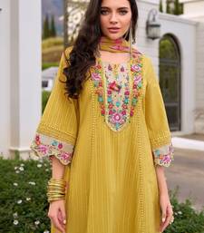 Women Floral Embroidered Regular Thread Work Pure Cotton Kurta with Trousers & With Dupatta