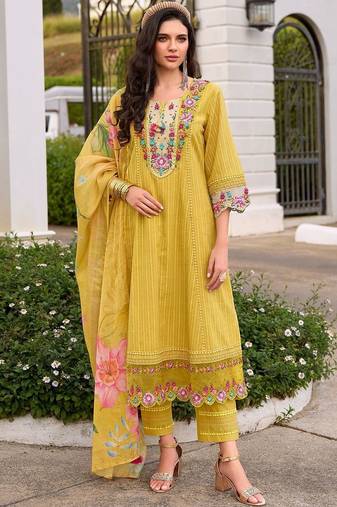 Women Floral Embroidered Regular Thread Work  Cotton Kurta with Trousers & With Dupatta