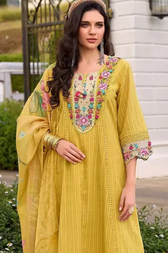 Women Floral Embroidered Regular Thread Work  Cotton Kurta with Trousers & With Dupatta