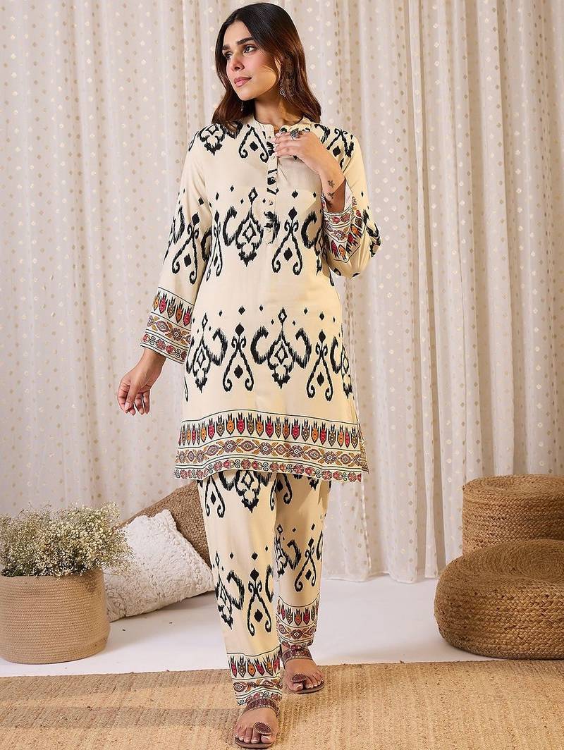Ethnic Motifs Printed Straight Kurta With Trouser