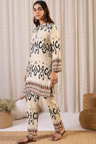 Ethnic Motifs Printed Straight Kurta With Trouser