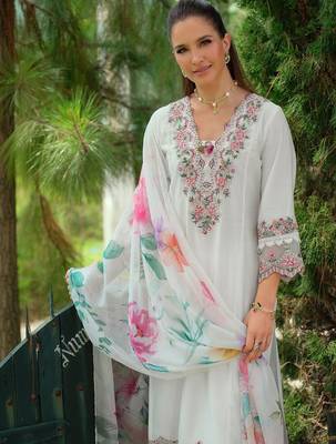 Women Floral Embroidered Regular Thread Work Kurta with Trousers & With Dupatta 4