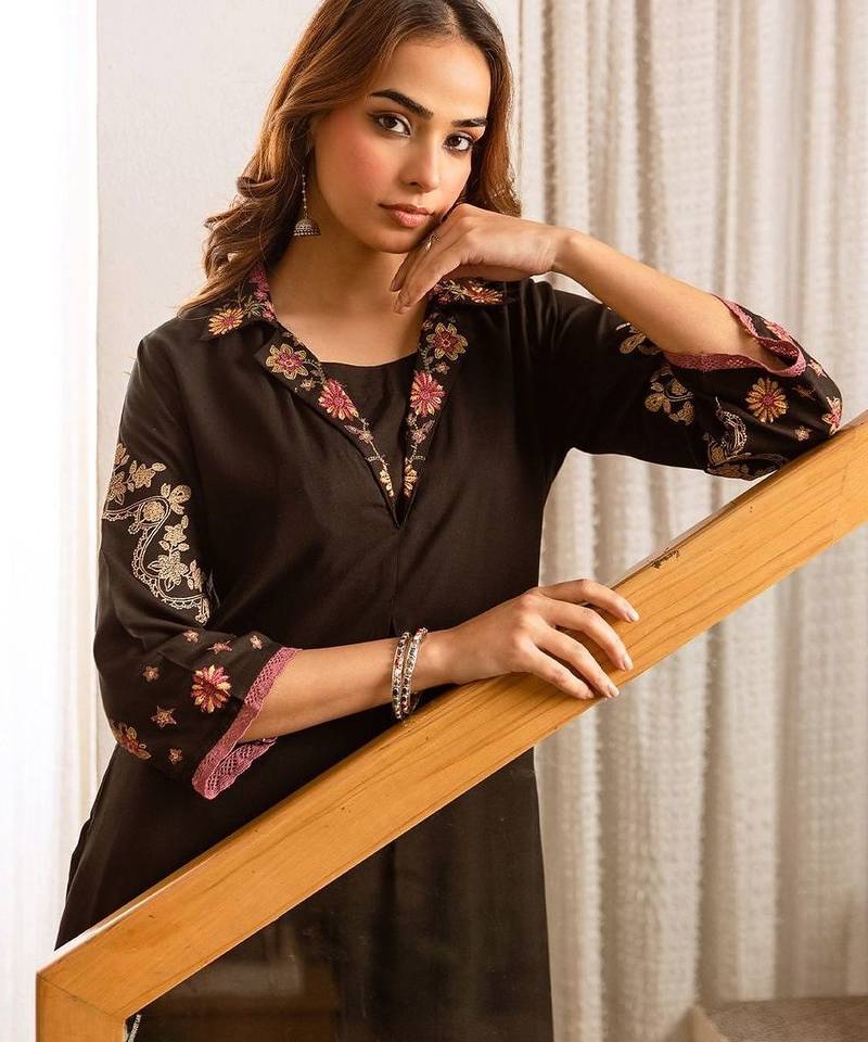 Women Ethnic Motifs Embroidered Regular Thread Work Kurta with Trousers