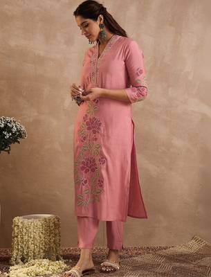 Women Floral Embroidered Regular Thread Work Kurta with Trousers 1
