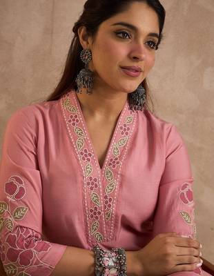 Women Floral Embroidered Regular Thread Work Kurta with Trousers 2