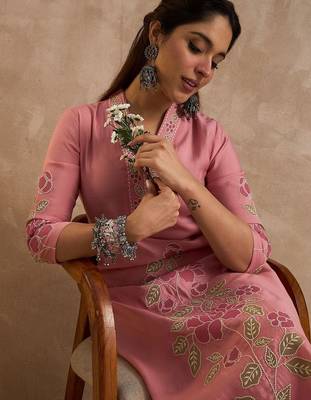 Women Floral Embroidered Regular Thread Work Kurta with Trousers 4