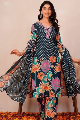 Women Floral Printed Regular Thread Work  Cotton Kurta with Palazzos & With Dupatta