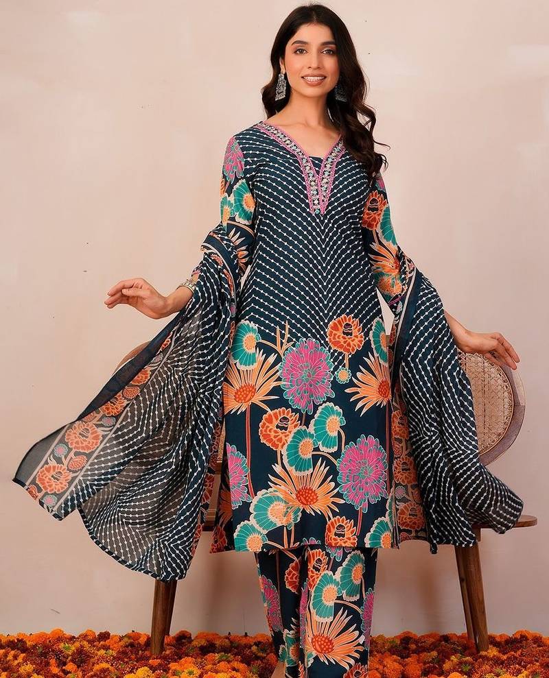 Women Floral Printed Regular Thread Work  Cotton Kurta with Palazzos & With Dupatta