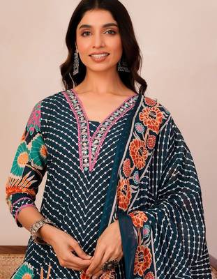 Women Floral Printed Regular Thread Work  Cotton Kurta with Palazzos & With Dupatta 2