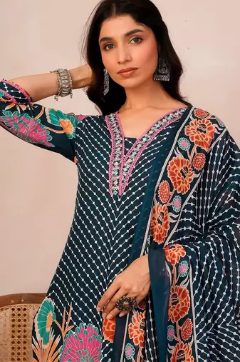 Women Floral Printed Regular Thread Work  Cotton Kurta with Palazzos & With Dupatta