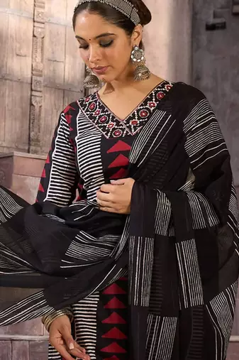 Women Printed Regular Thread Work  Cotton Kurta with Trousers & With Dupatta