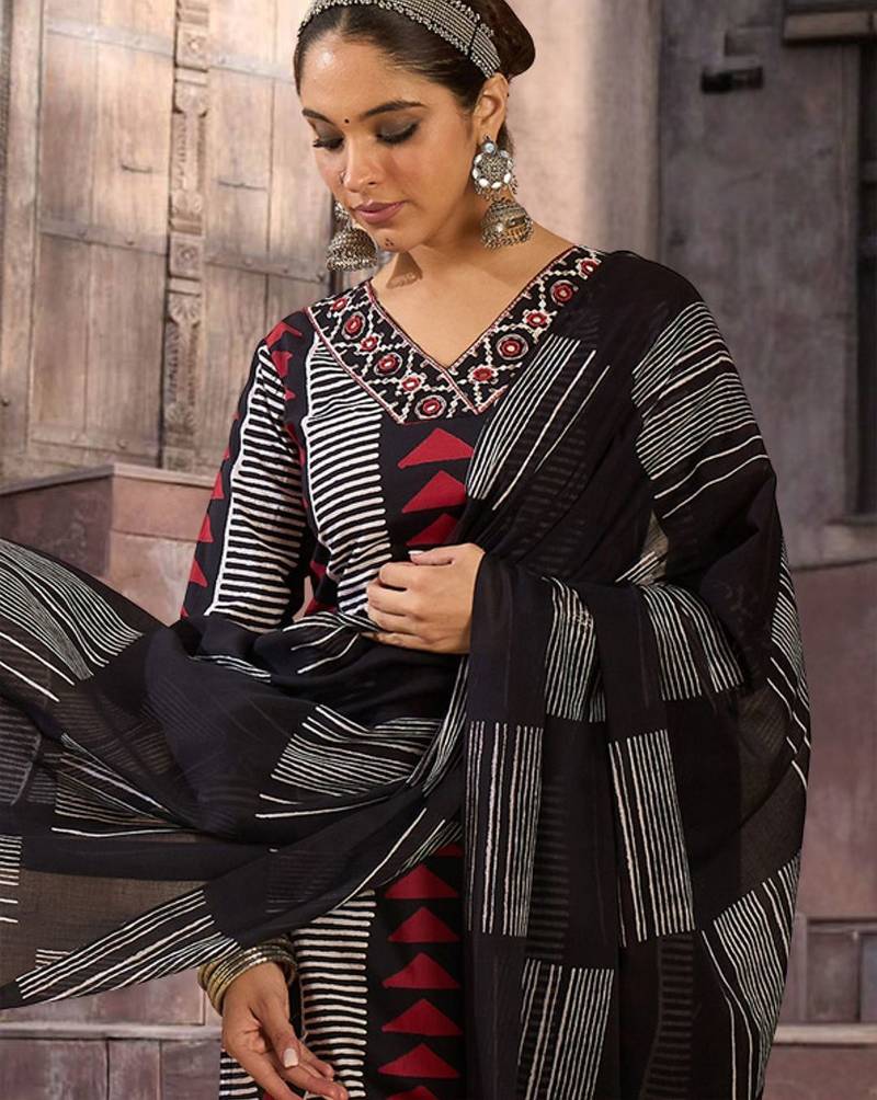 Women Printed Regular Thread Work  Cotton Kurta with Trousers & With Dupatta