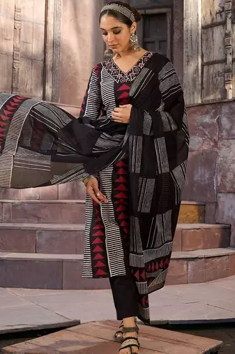 Women Printed Regular Thread Work  Cotton Kurta with Trousers & With Dupatta