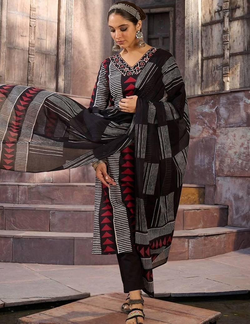 Women Printed Regular Thread Work  Cotton Kurta with Trousers & With Dupatta