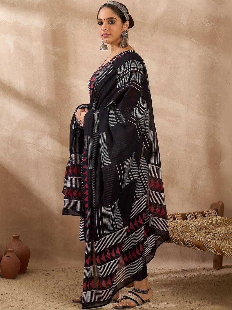 Women Printed Regular Thread Work  Cotton Kurta with Trousers & With Dupatta