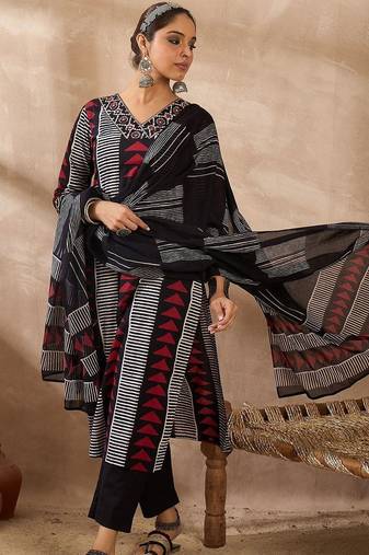 Women Printed Regular Thread Work  Cotton Kurta with Trousers & With Dupatta