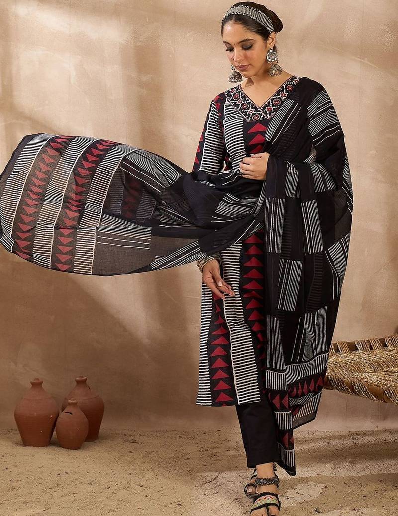 Women Printed Regular Thread Work  Cotton Kurta with Trousers & With Dupatta