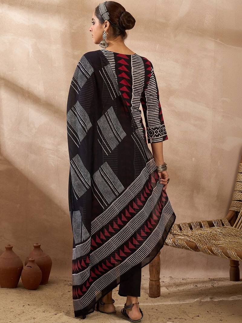 Women Printed Regular Thread Work  Cotton Kurta with Trousers & With Dupatta