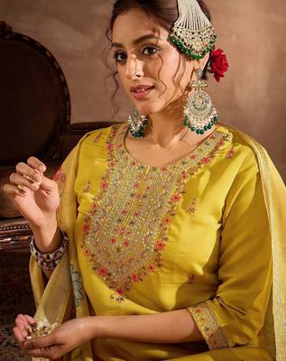 Floral Embroidered Thread Work Straight Kurta With Trousers & Dupatta 2